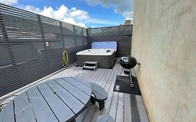 Hot Tub, Newly Refurbished 4 Bed, Dog Friendly.